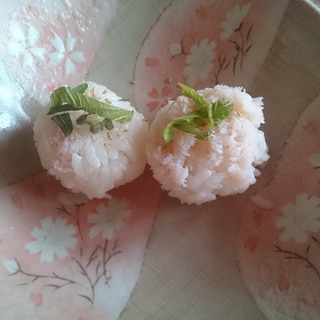 蟹缶ほぐし身で桜手まり寿司